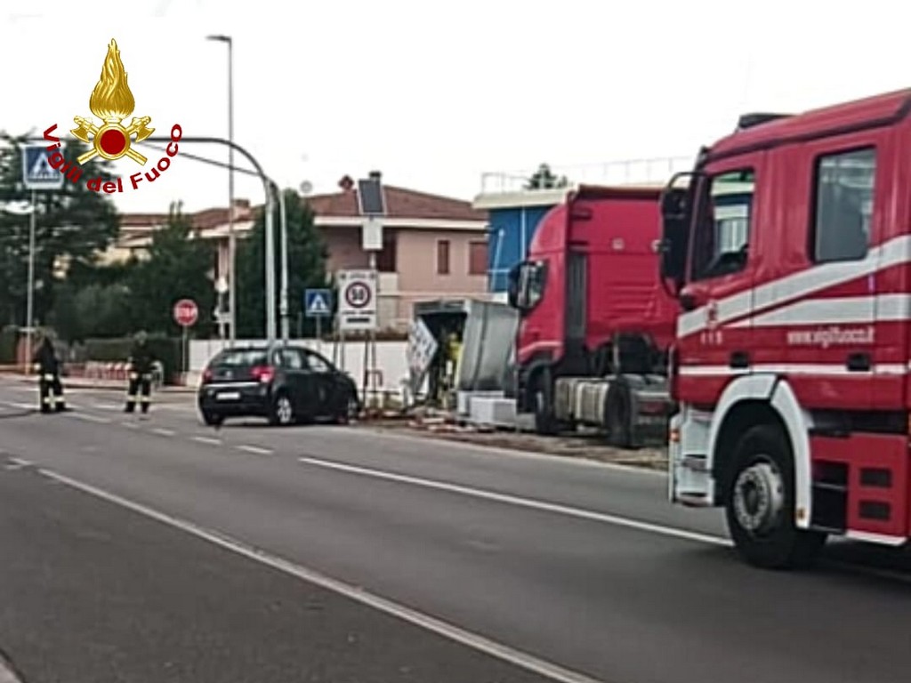 Auto si schianta contro una cabina del gas a San Miniato