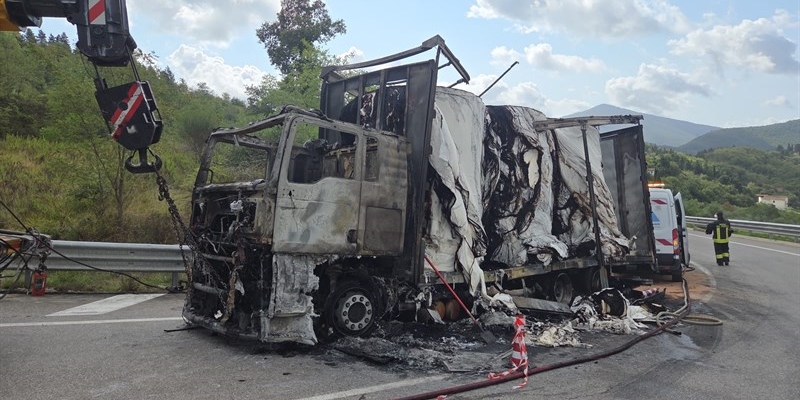 Camion in fiamme con rotoli di carta: conducente ferito
