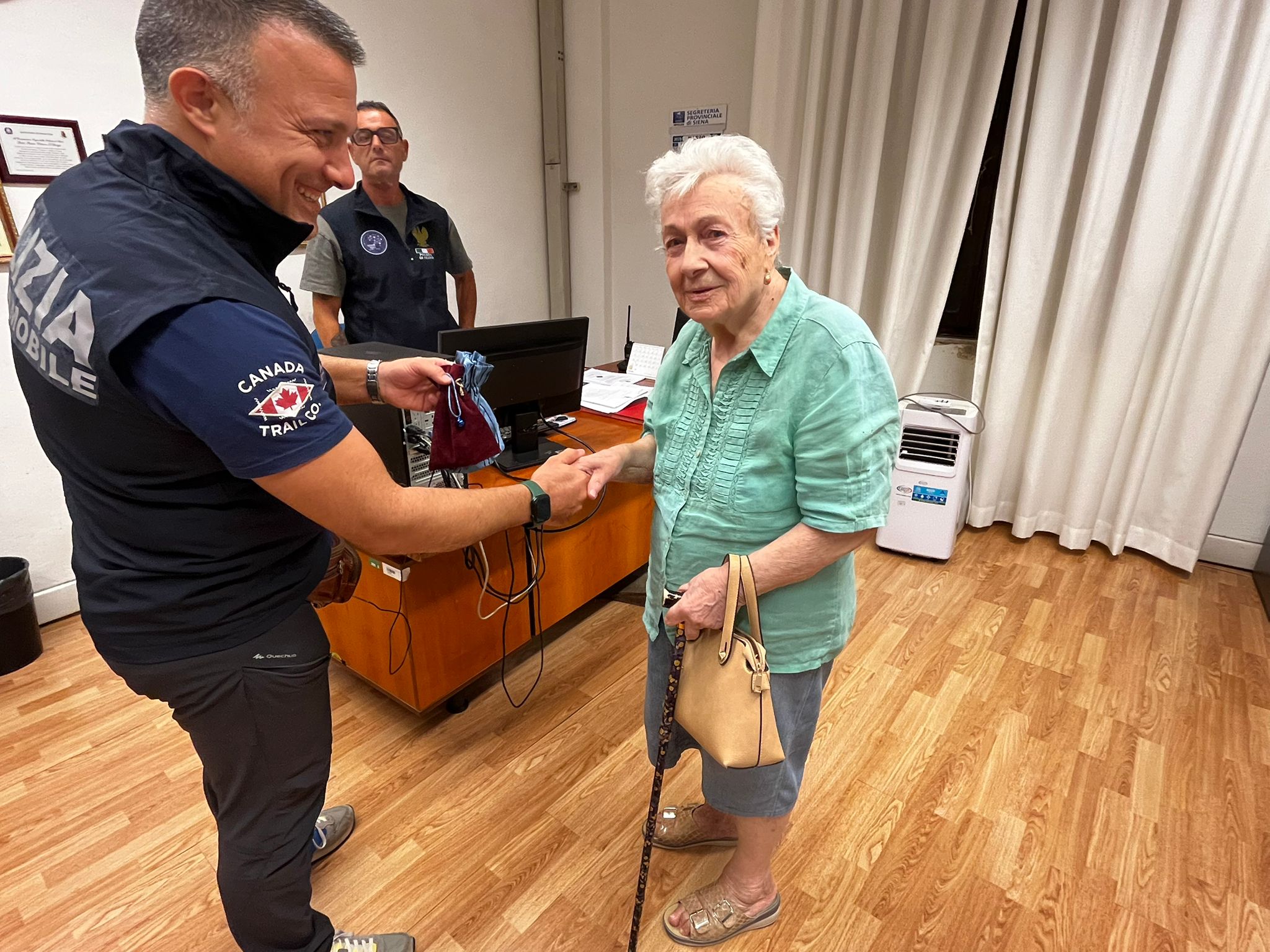 Cercano di truffare una 91enne nel Senese, arrestati due giovani