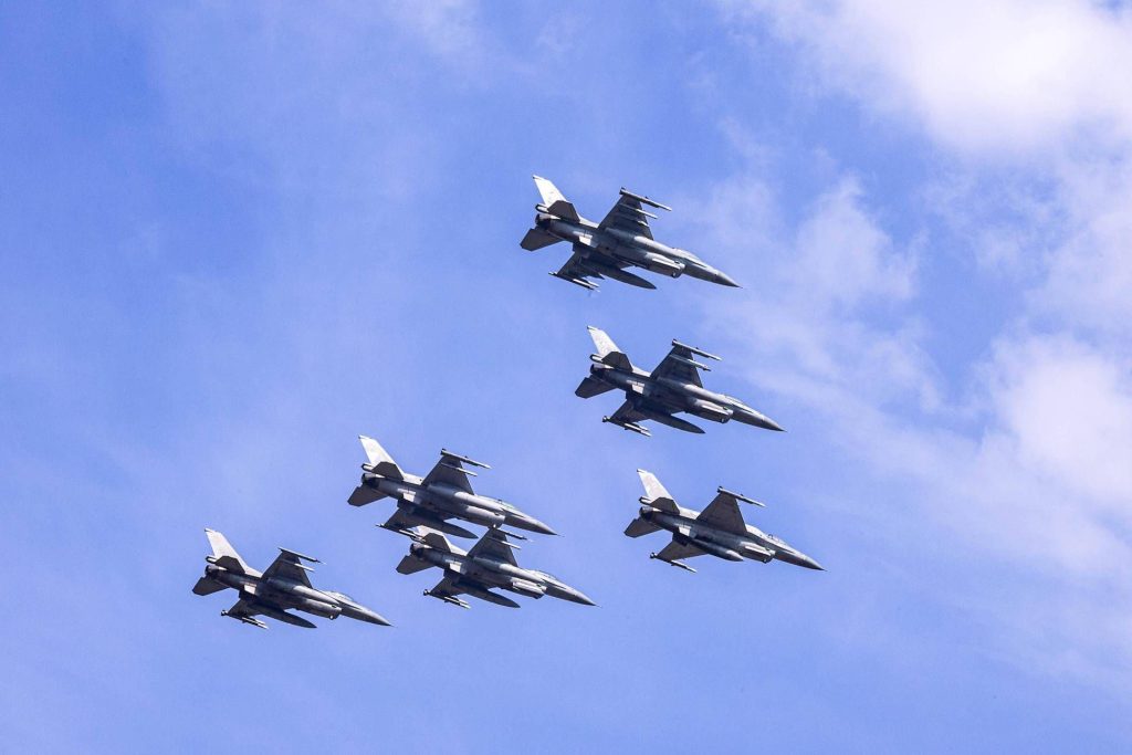 Certainly! Please provide the title you'd like me to rewrite in Italian.