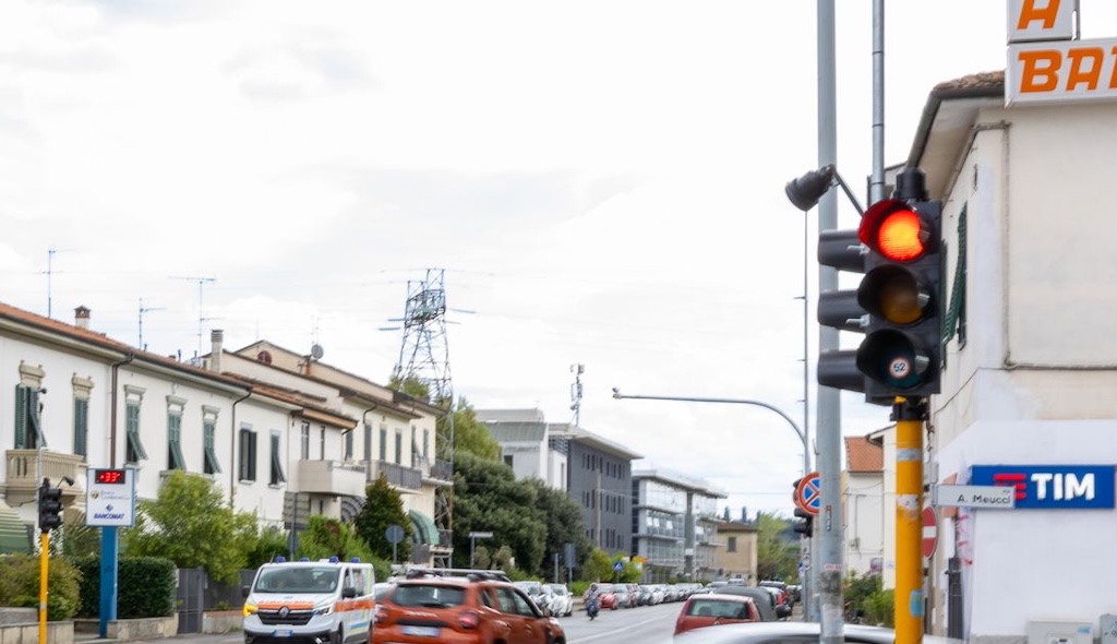 Chi passa col rosso in via dei Cappuccini ora viene 'catturato' dal dispositivo