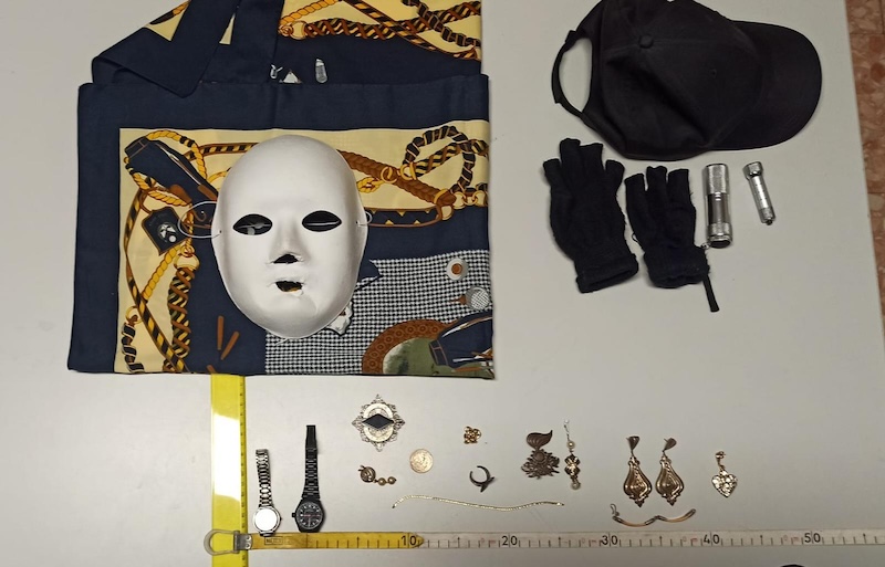 Con maschera e guanti, fa irruzione in un appartamento a Empoli: arrestato dopo il furto.