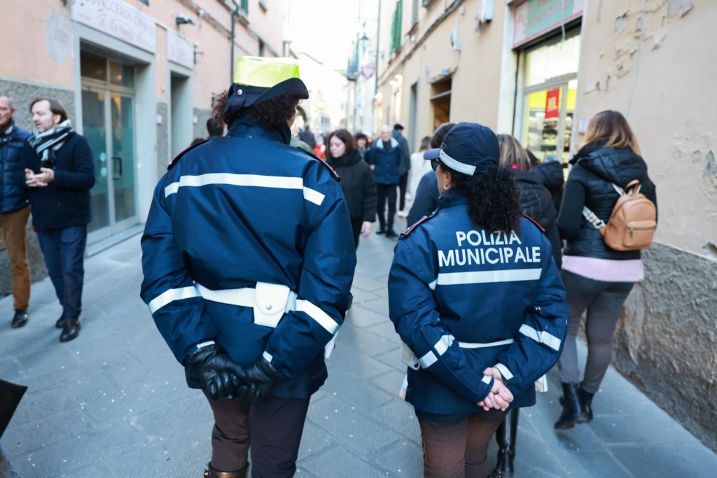 Controlli della polizia municipale nel centro di Empoli: sanzioni e 3 allontanamenti