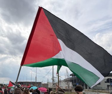 Corteo pro-Palestina interrompe la linea ferroviaria Pisa-Lucca