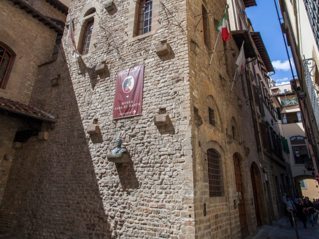 Firenze, tentato furto al Museo Casa di Dante: ladri scappano a causa dell’allarme