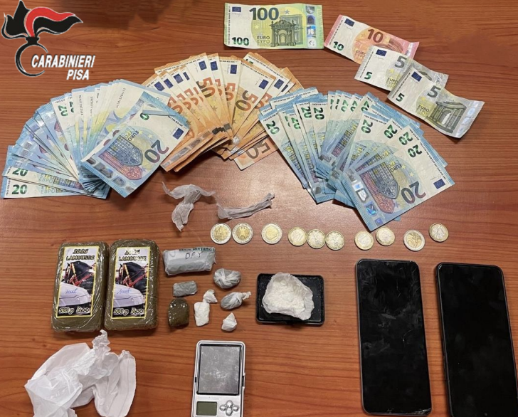 Fuga dai Carabinieri durante un'operazione di hashish e cocaina, arrestato.