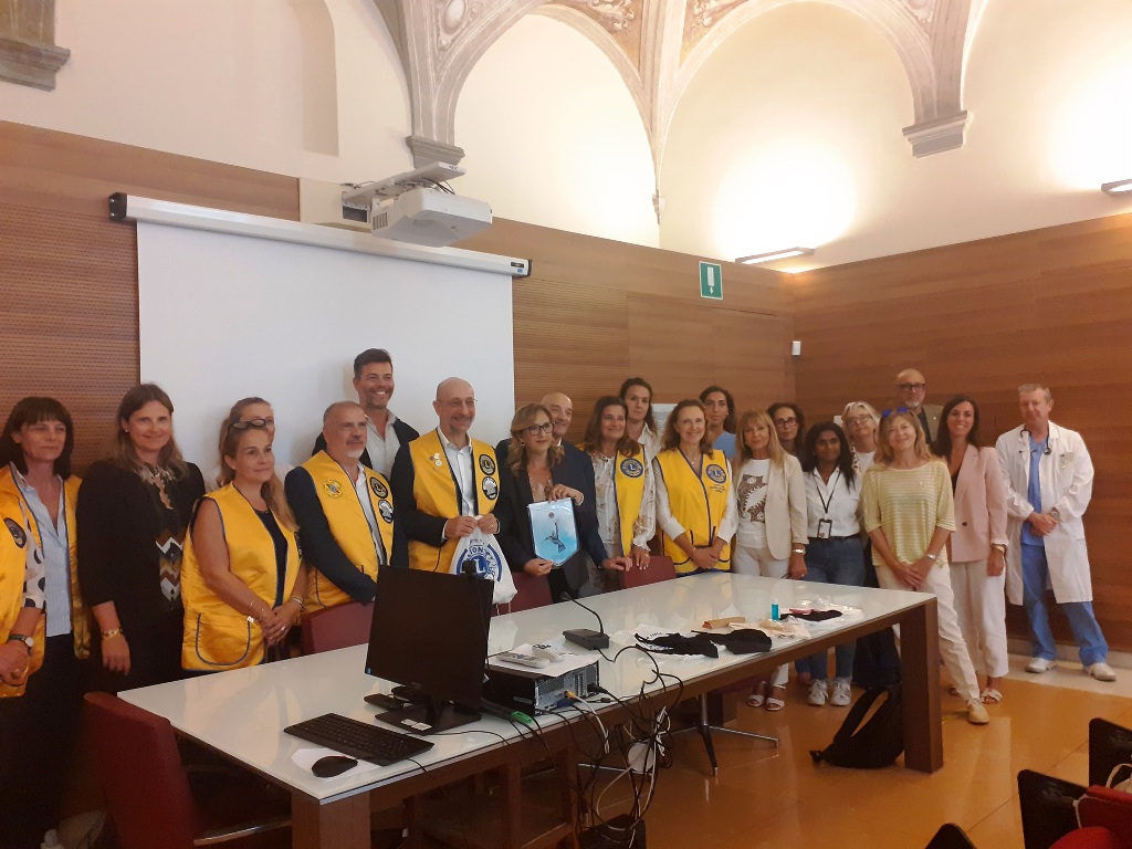 I Kit Lions: Codice Rosa per le Vittime di Violenza - La Prima Consegna Simbolica al Santa Maria Nuova