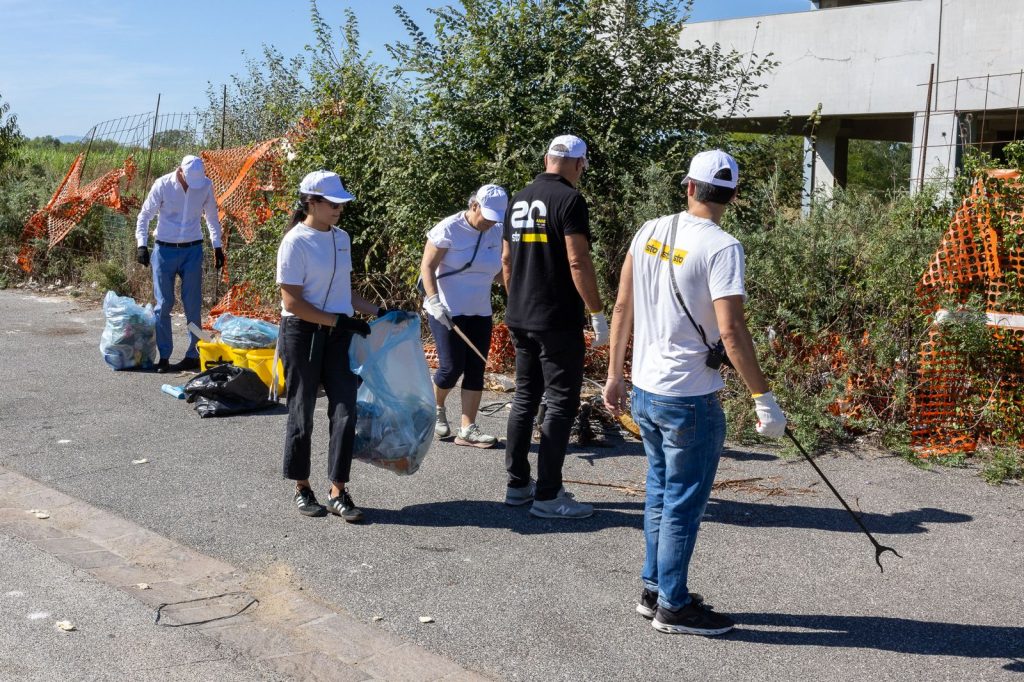 I dipendenti della Sto ripuliscono il parcheggio del Terrafin.