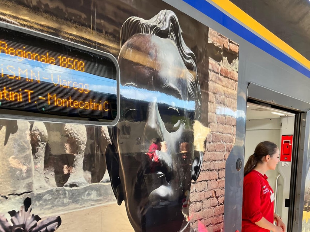 Il treno dedicato alle terre di Puccini: in servizio per tre mesi tra Firenze e Viareggio.