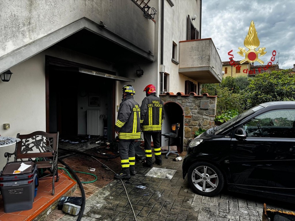 Incendio in un'abitazione ad Arezzo: coppia di anziani messa in salvo