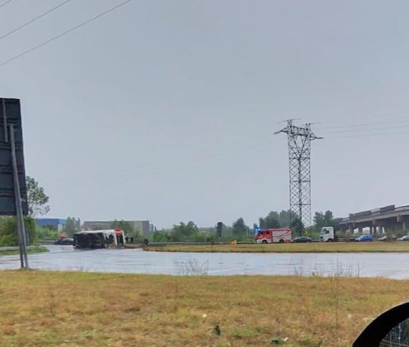 Incidente all'uscita della 429 a Empoli centro: camion ribaltato e auto coinvolte