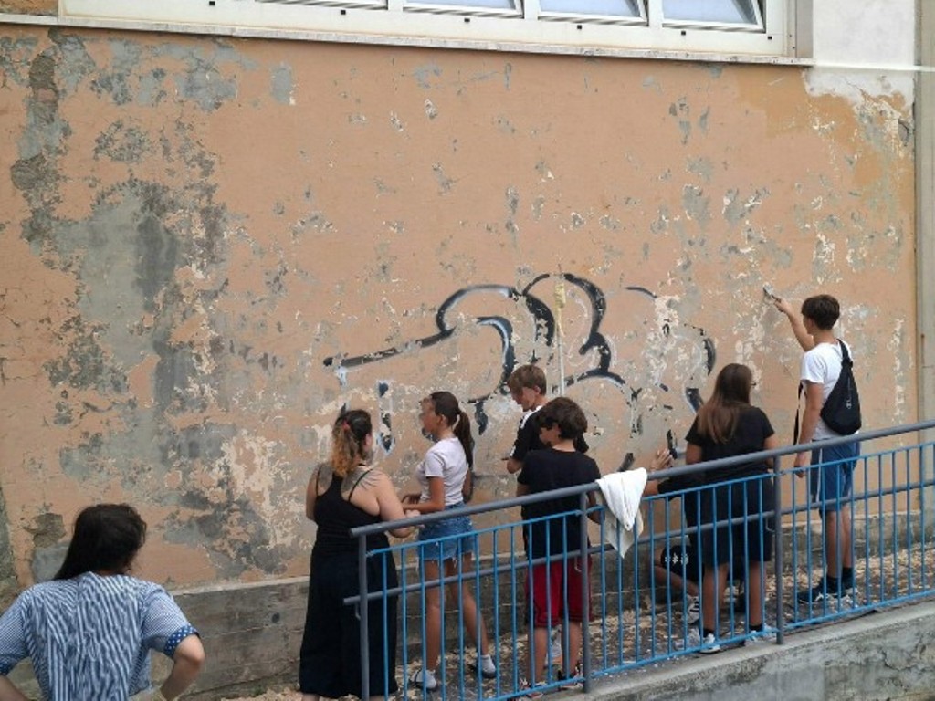 La Consulta Giovani di Vinci in azione per ripulire la scuola Galilei vandalizzata