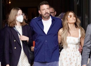 "Mascherine ancora indispensabili": l'appello di Violet Affleck contro il COVID