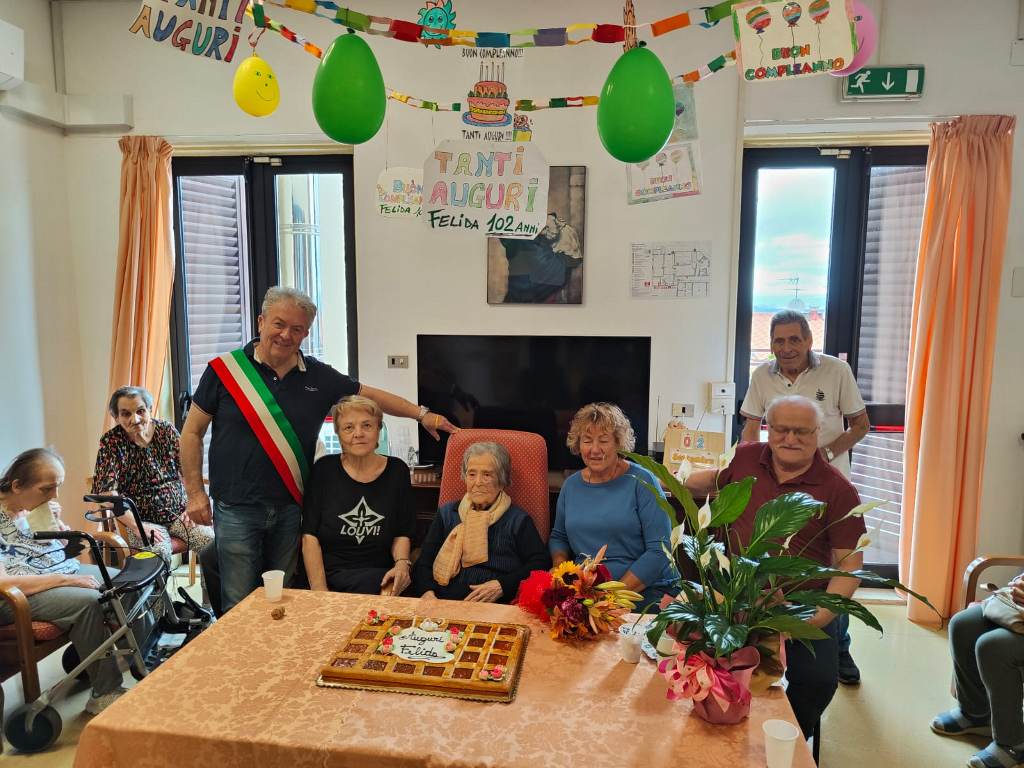 Nonna Felida spegne 102 candeline: omaggio floreale e riconoscimento dall'amministrazione di Gambassini