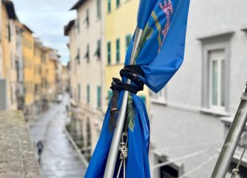 Per i diritti della Palestina, bandiera del Comune a lutto