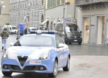 Pistoia, minaccia con un fucile i proprietari di una concessionaria: arrestato un 43enne dopo un inseguimento.