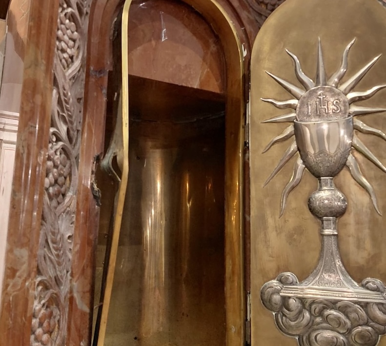 Prato, furto con scasso alla parrocchia di Tavola: forzata la porta del tabernacolo e della canonica.