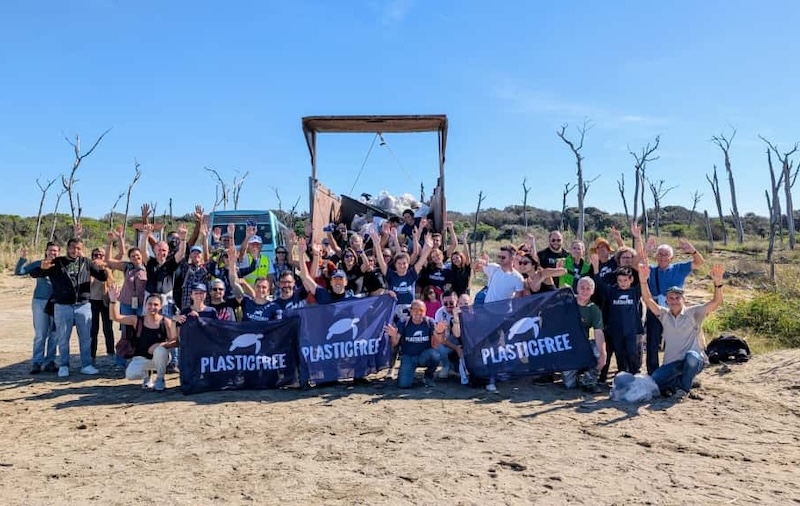 Pulizia delle spiagge di San Rossore con Plastic Free: raccolte 4 tonnellate di rifiuti