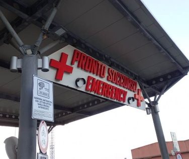 Scontro tra moto: due giovani gravemente feriti a Pisa