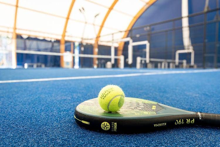 Sport dopo le vacanze: dal padel al basket, ecco come prevenire gli infortuni.