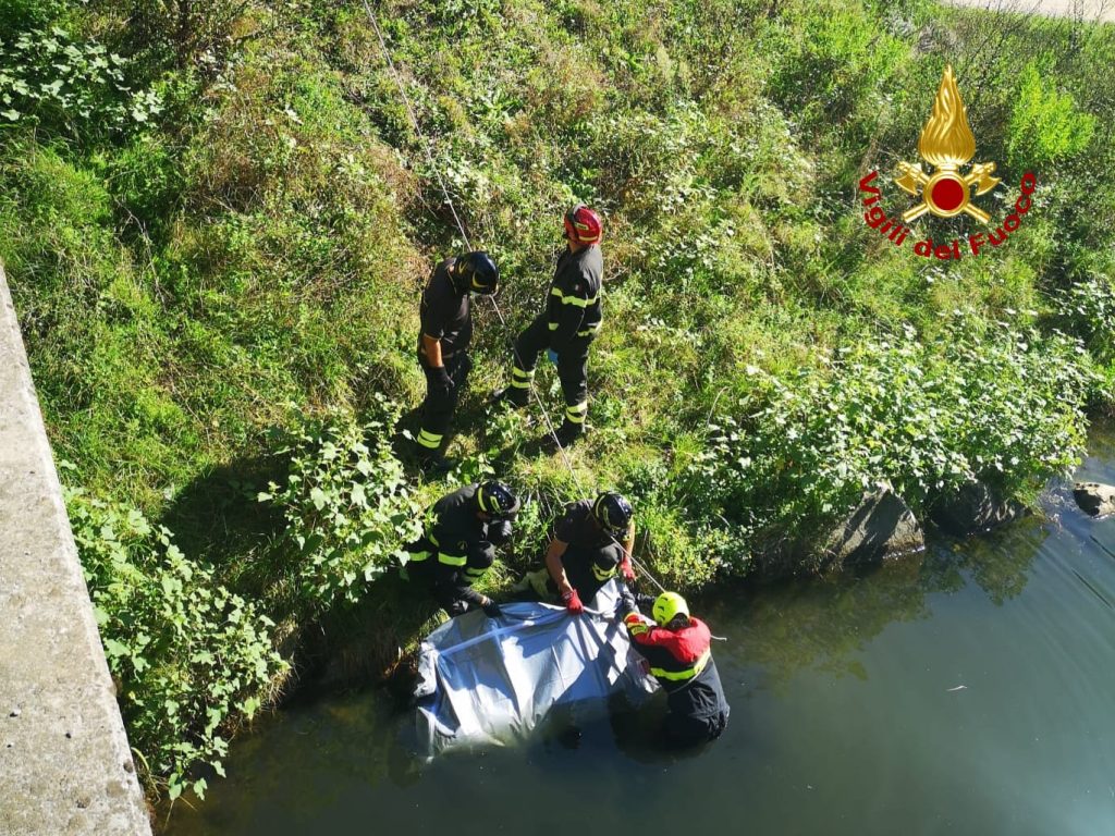 Uomo trovato senza vita in un fosso nel Pisano, disposta l'autopsia