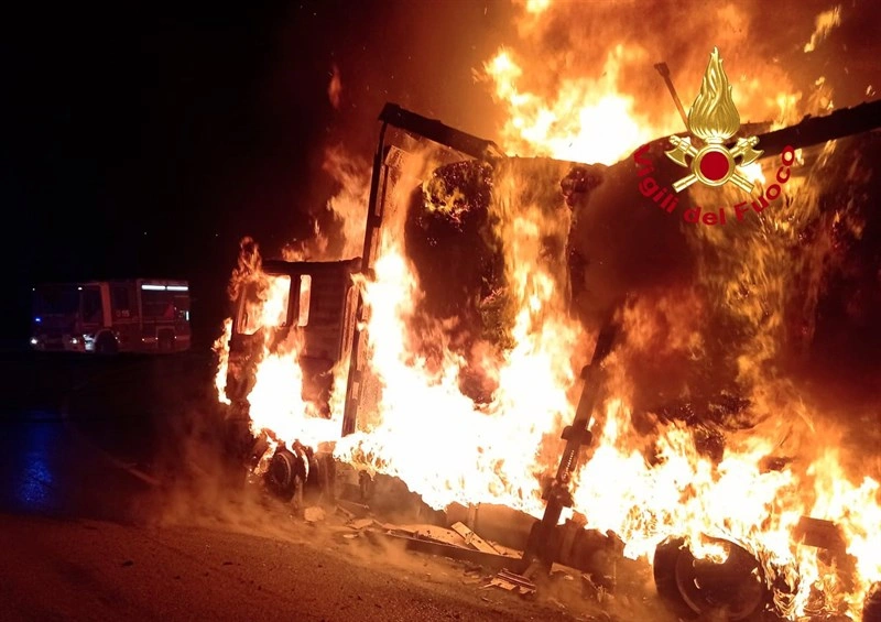 il camion distrutto