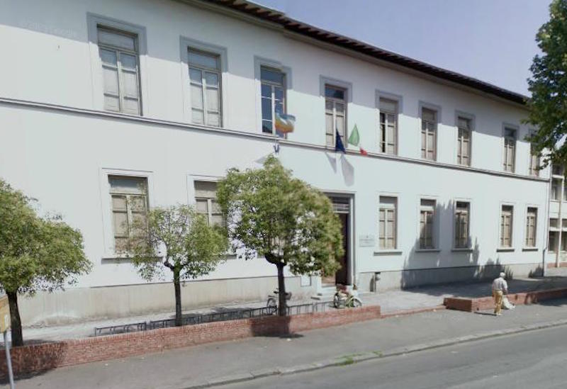 Un murale per la pace: firmato da Neve su una parete del Virgilio.