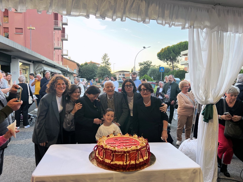 Alino Mancini: tanti presenti alla festa per i 50 anni di attività. Il sindaco dichiara: "A lui il Sant'Andrea d'Oro."