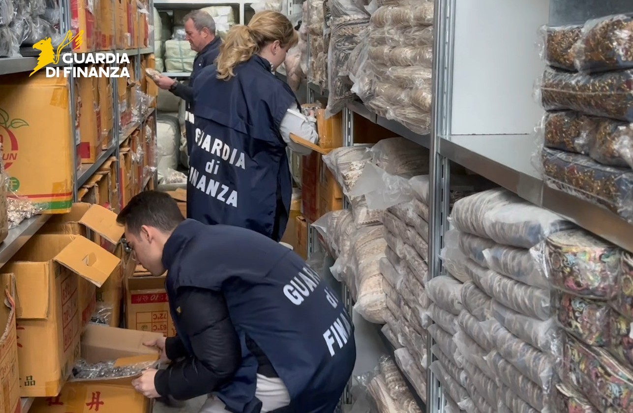 Articoli scolastici irregolari: sequestrati 1.500 prodotti
