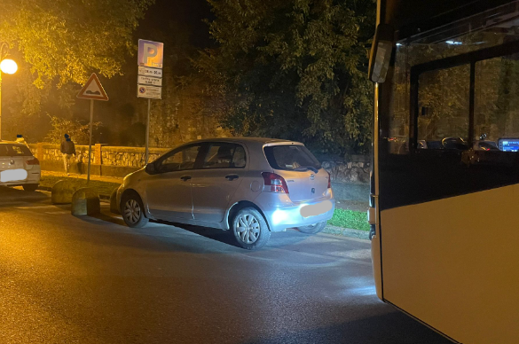 Autobus bloccati da auto in sosta vietata nel quartiere San Paolo a Pisa: si valutano azioni legali.