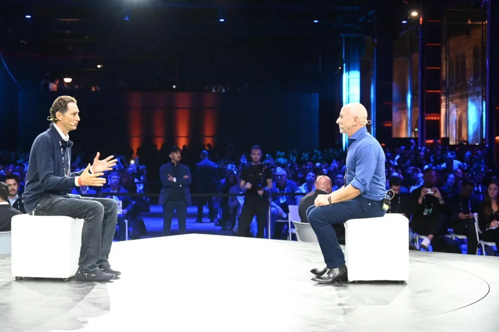 Bezos e Elkann discutono di intelligenza artificiale all'Italian Tech Week di Torino