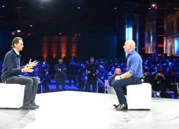 Bezos e Elkann discutono di intelligenza artificiale all'Italian Tech Week di Torino