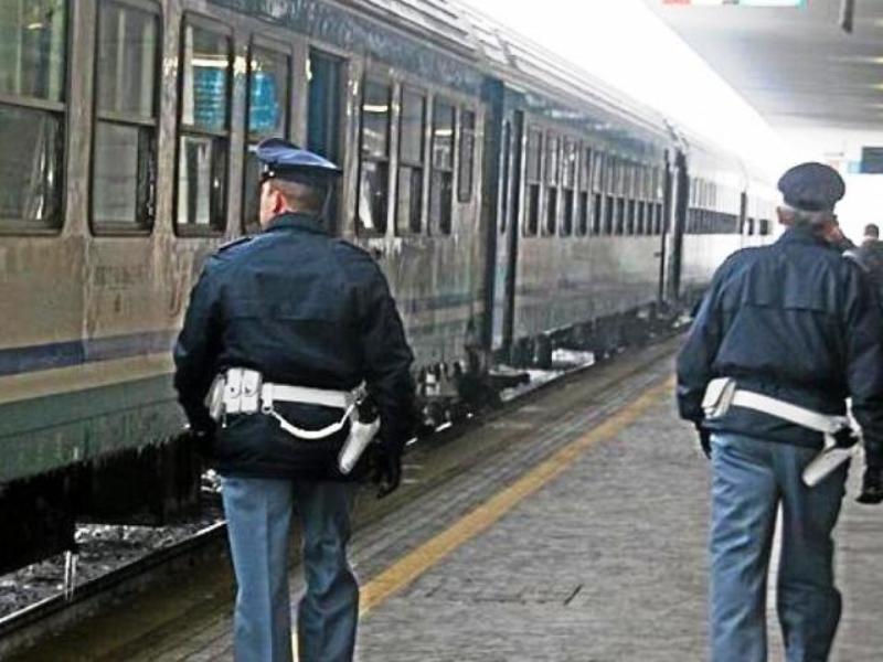 Cadavere trovato sui binari a Viareggio: indagini in corso