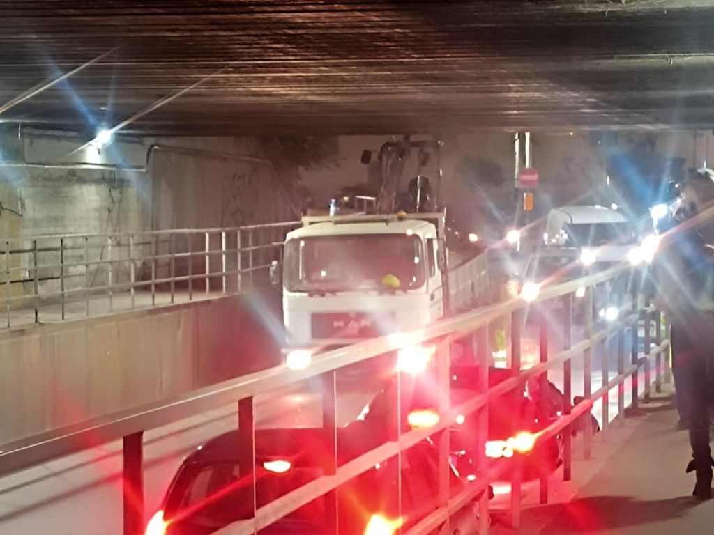 Camion bloccato nel sottopassaggio della stazione di Empoli: traffico ripristinato