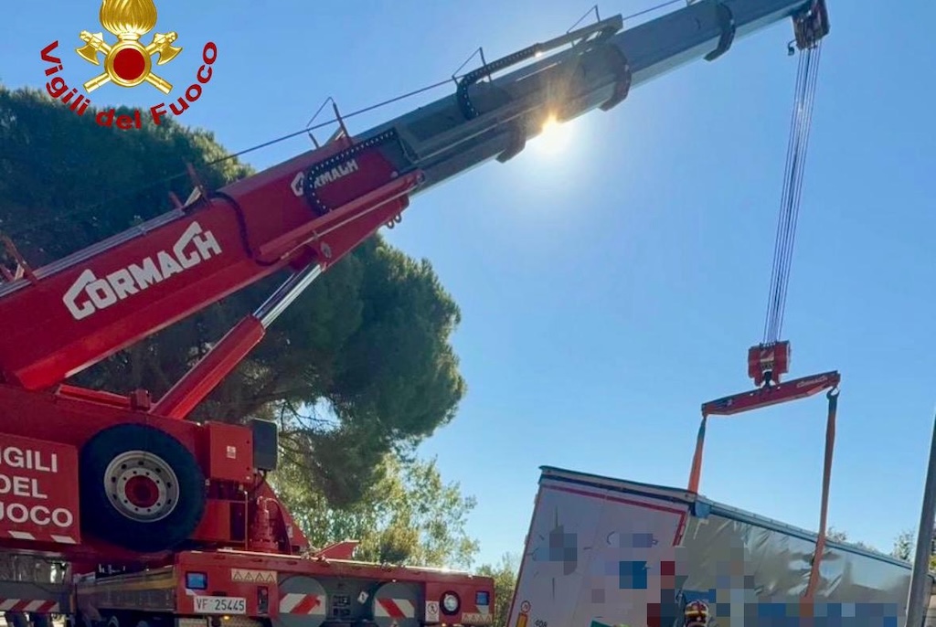 Camion fuoristrada: intervenzione dei vigili del fuoco