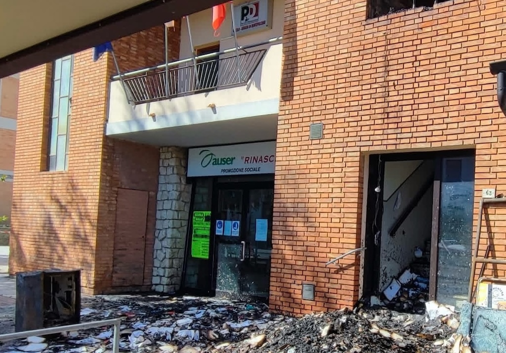 Casa del Popolo e sede del PD a Montepulciano in fiamme