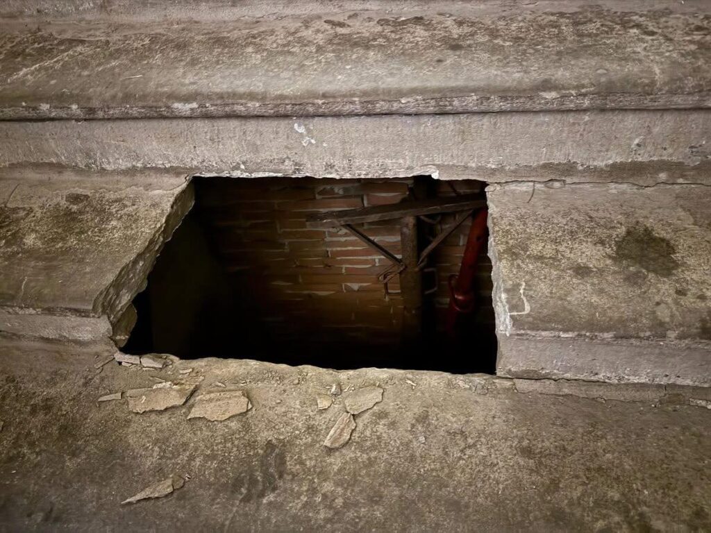 Cede un scalino alla Casa natale di Francesco Petrarca ad Arezzo, dipendente comunale ferito