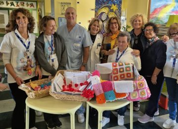 Cuori all'uncinetto donati al reparto pediatrico dell'ospedale di Grosseto: un gesto di conforto per i bambini in ospedale