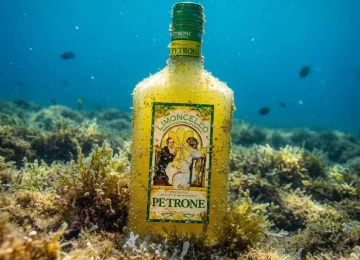 Ecco il limoncello sottomarino: Antica Distilleria Petrone sperimenta l'affinamento in acqua.