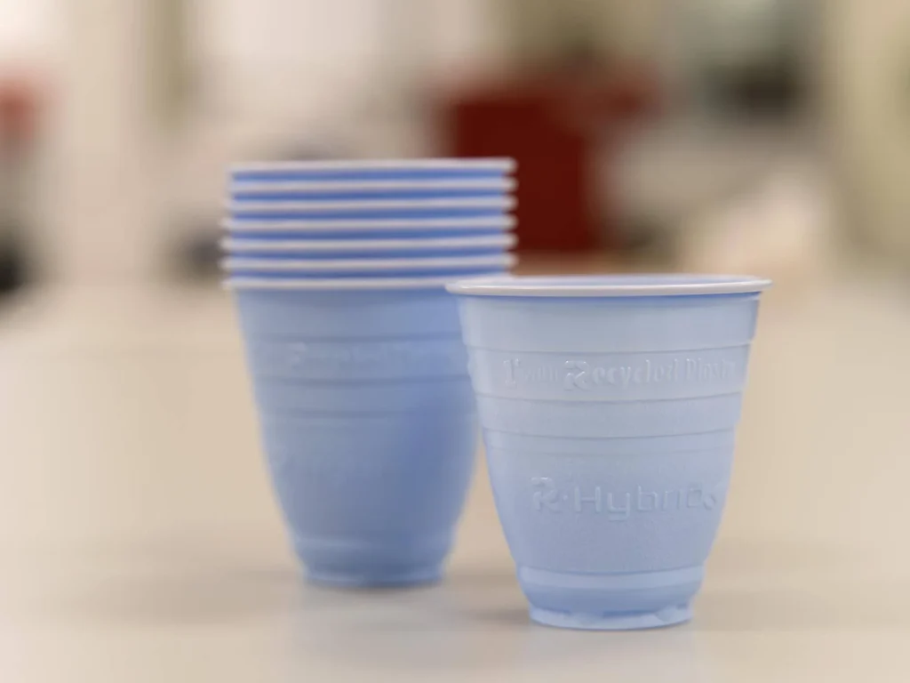 FLO presenta il bicchiere R-Hybrid SKY, design ecologico avanzato e riciclabilità