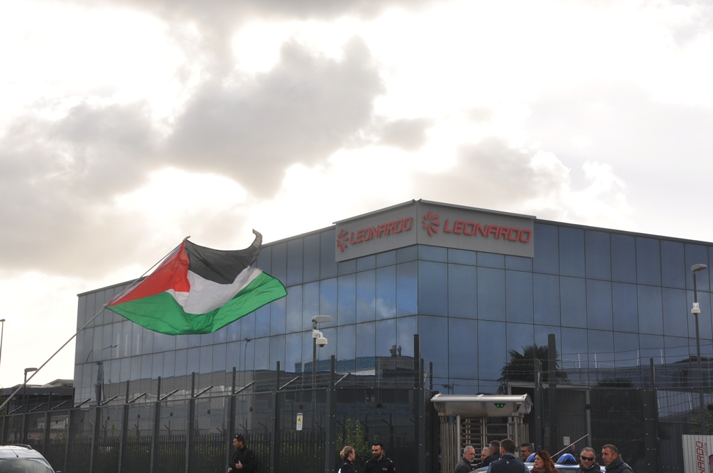 Fermare l'invio di armi a Israele: la mobilitazione di 'Pisa per la Palestina' davanti a Leonardo S.p.A.