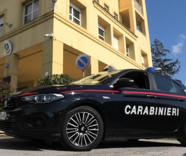 Finge di essere avvocato e si traveste da donna per truffare un'anziana: denunciato a Pietrasanta