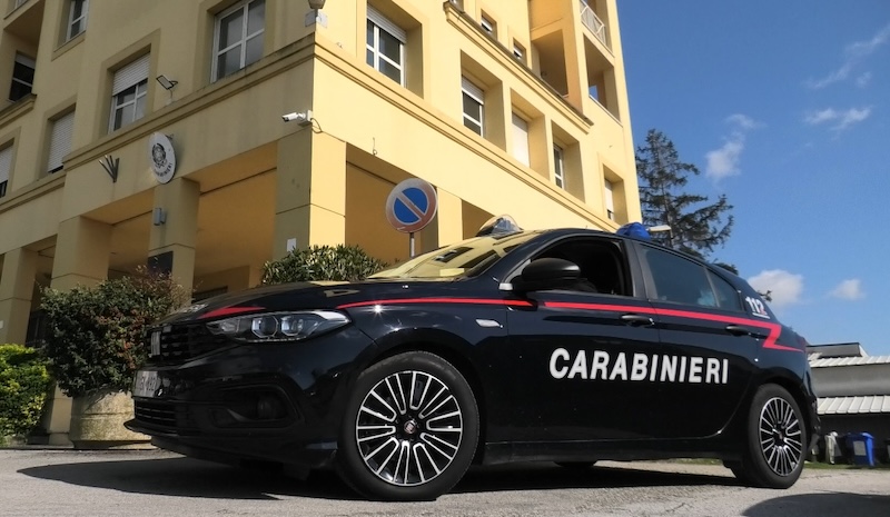 Finge di essere avvocato e si traveste da donna per truffare un'anziana: denunciato a Pietrasanta