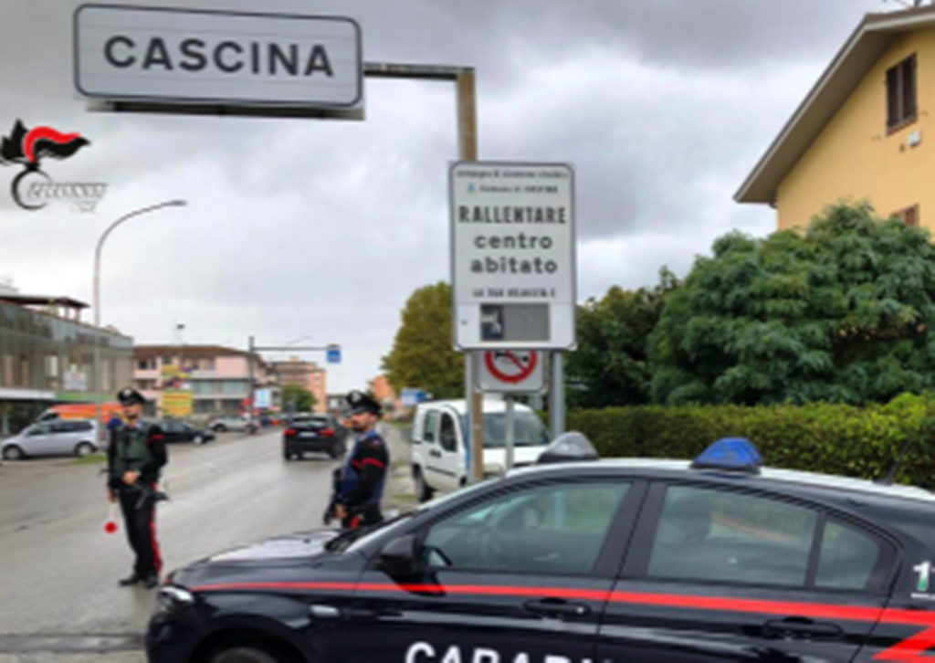 Furto di circa 800 euro in un centro commerciale a Cascina: arrestati due uomini