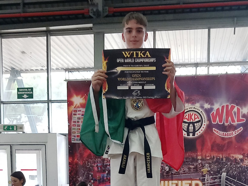 Giovane di Fucecchio trionfa ai Mondiali di Karate a Carrara