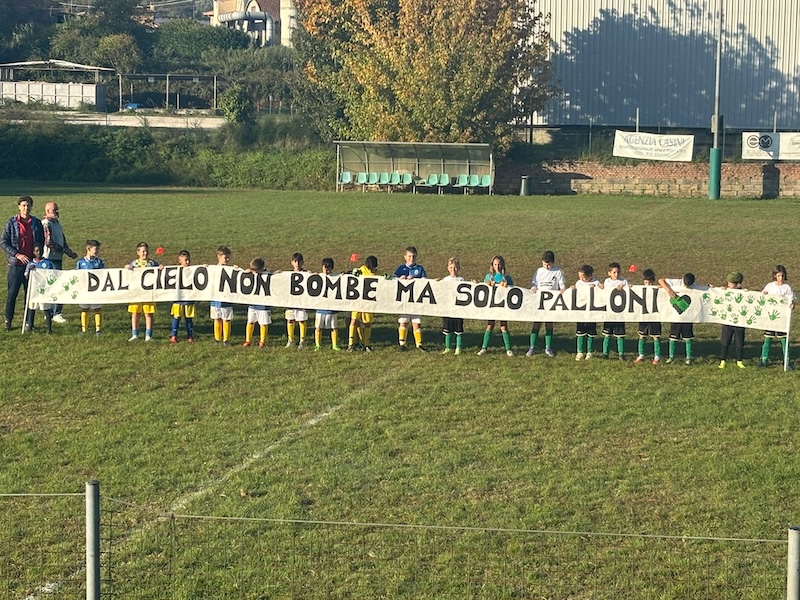Il messaggio di pace dei giovani calciatori del Tuttocuoio: "Dal cielo non bombe, ma solo palloni"