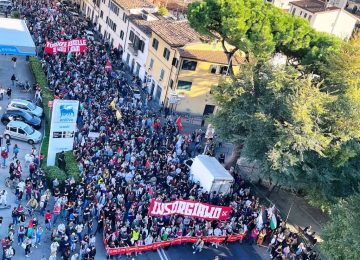 In migliaia alla manifestazione Gkn: scontri con la polizia all'aeroporto di Firenze.