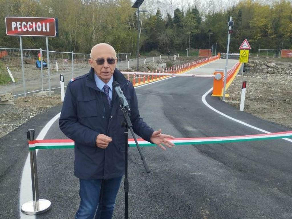 Inaugurazione del nuovo attraversamento del fiume Era a Ripassaia, con un sistema di sicurezza rinnovato.