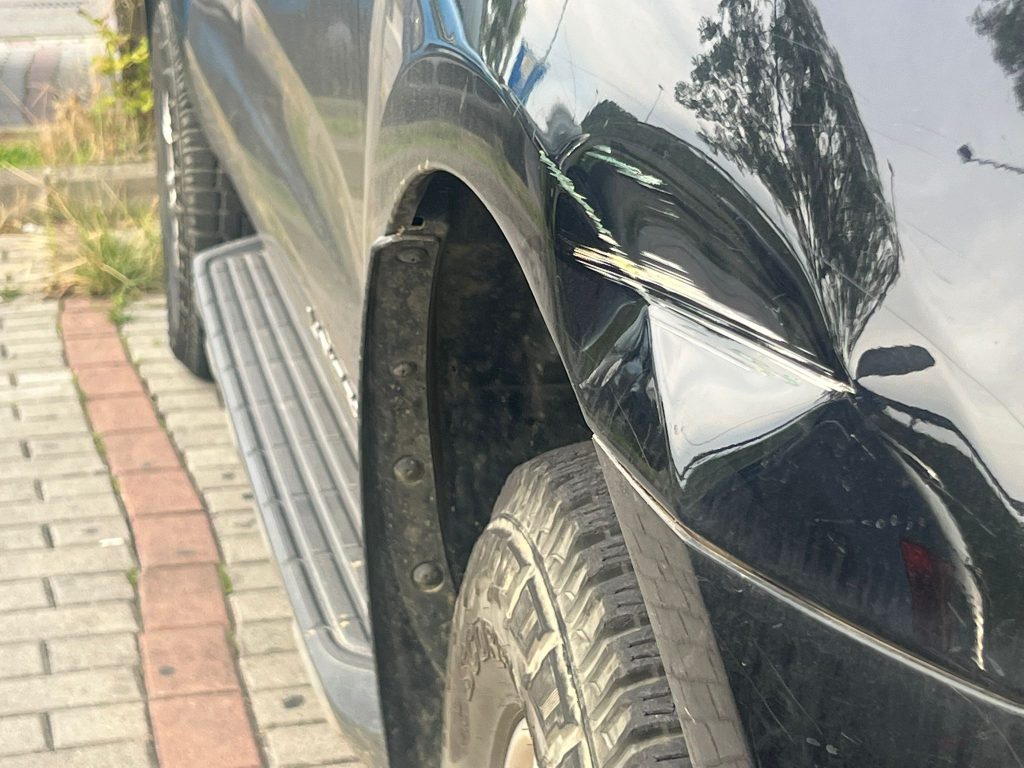 Inaugurazione di 'Eirene' a Empoli: una scoperta amara per Nevein con l'auto danneggiata.