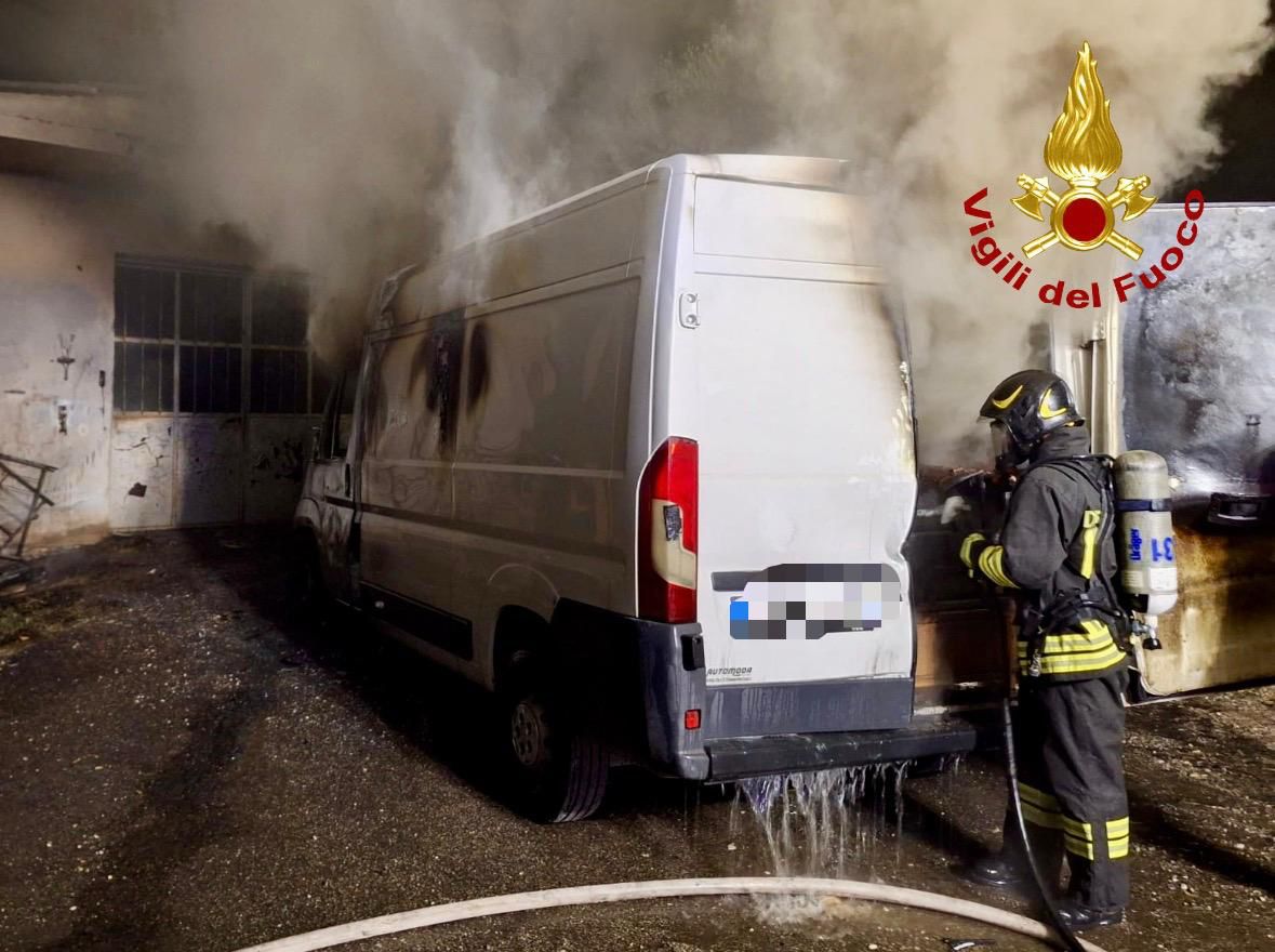 Incendio a Santa Maria a Monte: coinvolti furgone e auto